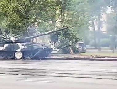 Λευκορωσία: Άρμα μάχης γλιστράει στον βρεγμένο δρόμο κατά την διάρκεια επιδείξεων (φωτό, βίντεο)